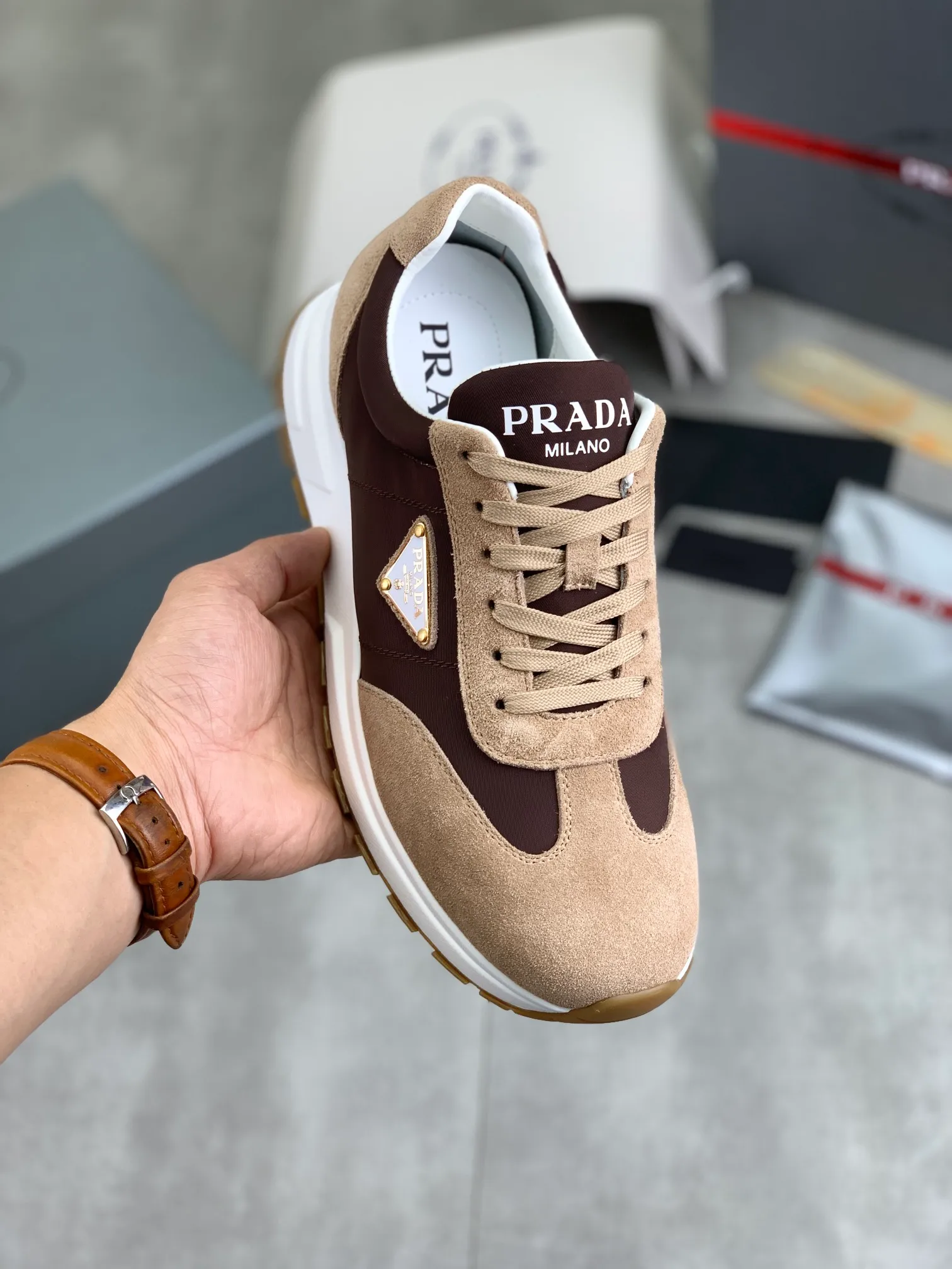 Men's shoes 💰P562💰[New model] The top version is available on the official website, 🆘 The trendy brand (PRADA) mainly promotes the popular model, avant-garde and versatile fashionable men's shoes, private version mold opening, cowhide surface splicing 1:1 replica... fashionable and simple, original imported cowhide and lining cowhide feet; the atmosphere and personality are more fashionable, eye-catching and pursuing class. It will subvert the old idea and be a must-have for fashion trendsetters with you! Must keep it for yourself! Tall and comfortable, large and low, high-end quality workmanship. Code number: 38-44 (45 customized) 4️⃣ colors available.